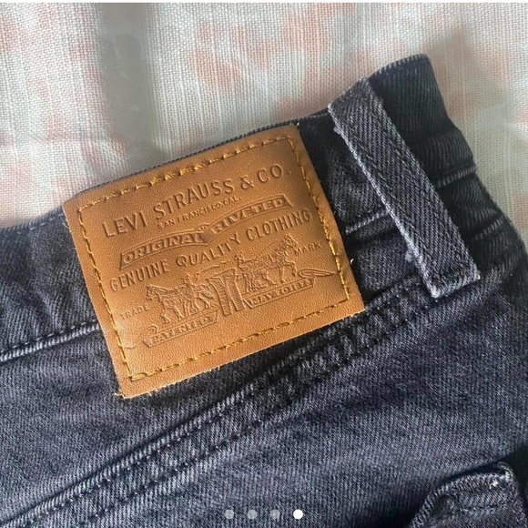 Black Levi’s high waisted cutoff shorts - Picture 4 of 4